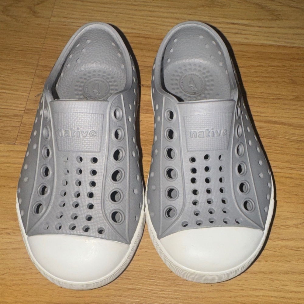 Native Jefferson children’s size 5 toddlers Kids Gray White Water Shoes sneakers